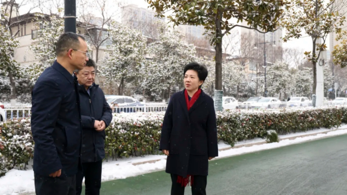 万闻华检查市区除雪清冰工作