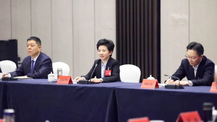 万闻华参加泰兴市、医药高新区（高港区）、靖江市代表团审议